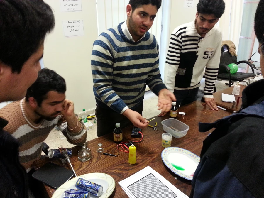 اقدام دانشجویان فیزیک در انجام آزمایش برای دانش آموزان