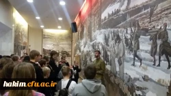 یکی از معلمان تاریخ مسکو در حال توضیح درباره جنگ جهانی دوم در موزه جنگ مسکو