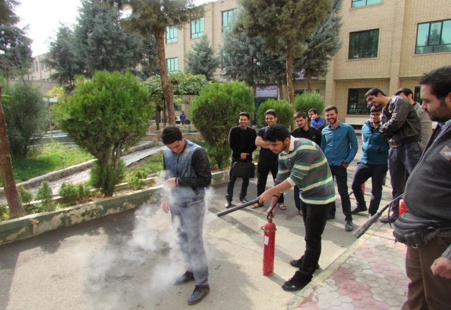 برگزاری کلاس آموزش اطفاء حریق اعضاء دانشجویی کانون جمعیت هلال احمر پردیس
 4