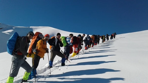 شرکت دبیر کانون های هلال احمر و کوهنوردی پردیس در صعود سراسری طالقان 3