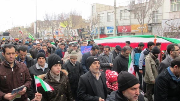 حضور پرشور دانشجویان و کارکنان پردیس در راهپیمایی یوم ا... 22 بهمن
 4
