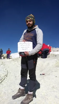 صعود مسئول گروه کوهنوردی دانشگاه فرهنگیان پردیس حکیم فردوسی کرج به قله دماوند 3