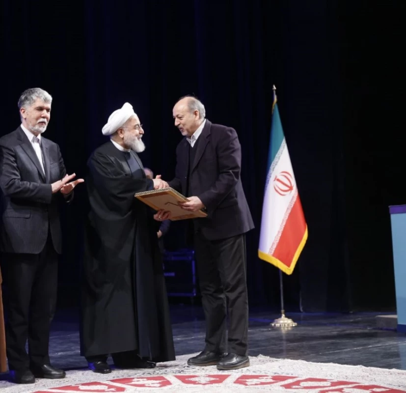 دریافت جایزه سی و ششمین دوره کتاب سال جمهوری اسلامی ایران از سوی دکتر صالحی

 2