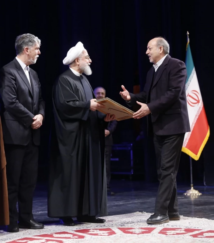 دریافت جایزه سی و ششمین دوره کتاب سال جمهوری اسلامی ایران از سوی دکتر صالحی

 2