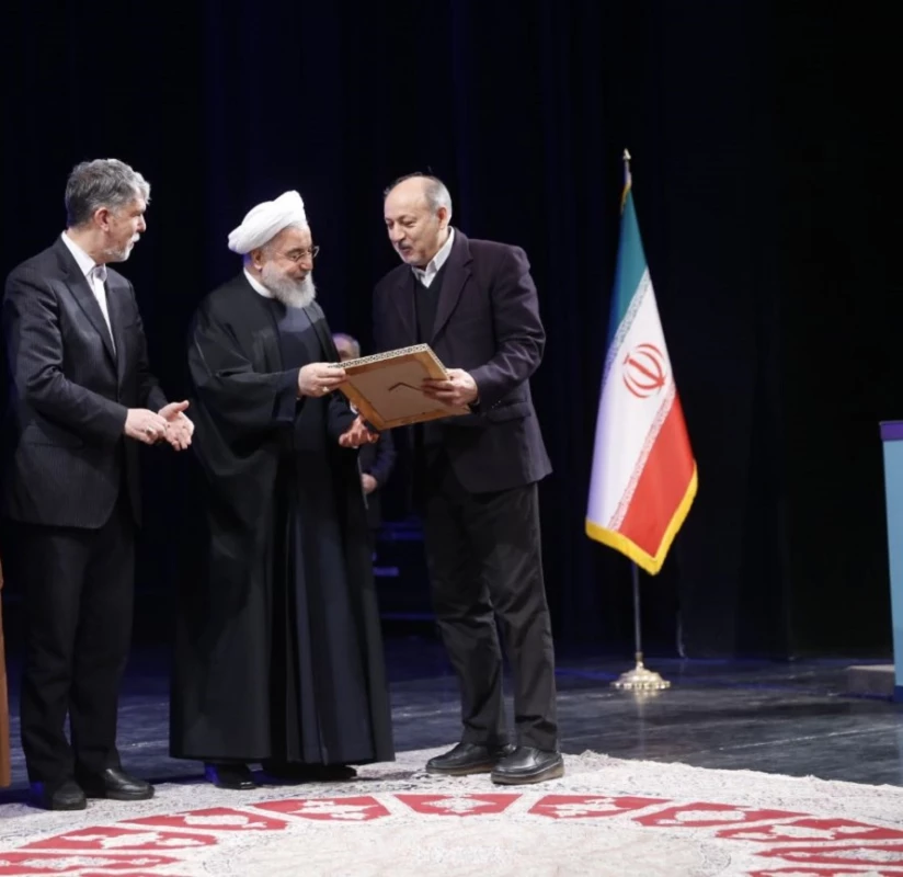 دریافت جایزه سی و ششمین دوره کتاب سال جمهوری اسلامی ایران از سوی دکتر صالحی

 3