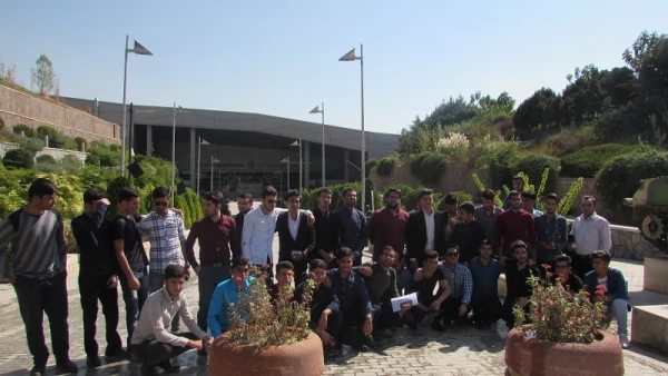 دانشجو معلمان پردیس حکیم فردوسی از باغ موزه­ی انقلاب اسلامی و دفاع مقدس بازدید کردند.

 2