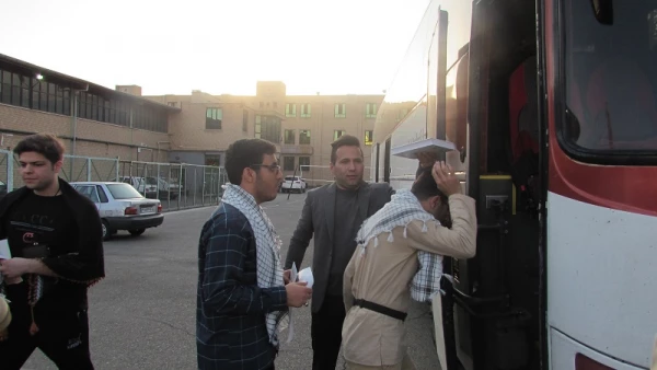 مراسم بدرقه دانشجویان پردیس حکیم فردوسی البرزجهت شرکت در"پیاده روی عظیم زائران کربلا" برگزار گردید.
 5