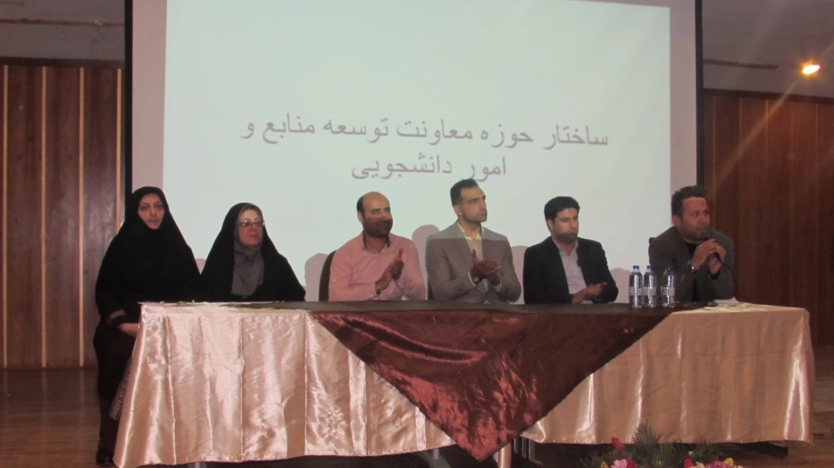 نشست صمیمی با نو دانشجومعلمان ورودی 98 با محوریت آشنایی دانشجویان با آیین نامه ­ها و ساختار اداری و تشکیلاتی

 3