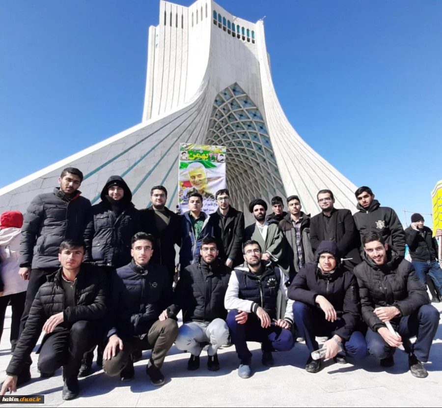 حضور دانشجویان، کارکنان و استادان پردیس در راهپیمایی 22 بهمن ماه 1398

 2