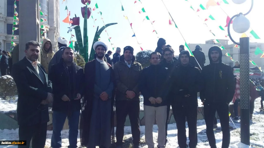 حضور دانشجویان، کارکنان و استادان پردیس در راهپیمایی 22 بهمن ماه 1398

 3