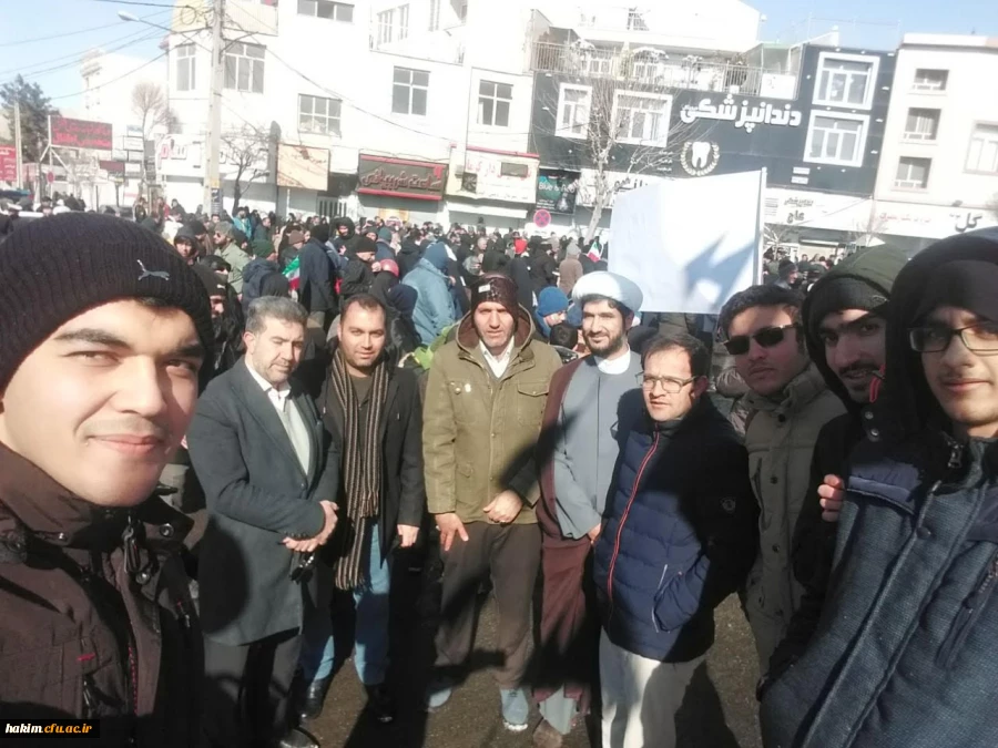 حضور دانشجویان، کارکنان و استادان پردیس در راهپیمایی 22 بهمن ماه 1398

 4