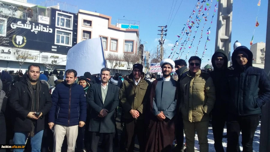 حضور دانشجویان، کارکنان و استادان پردیس در راهپیمایی 22 بهمن ماه 1398

 5
