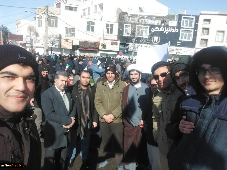 حضور دانشجویان، کارکنان و استادان پردیس در راهپیمایی 22 بهمن ماه 1398

 6