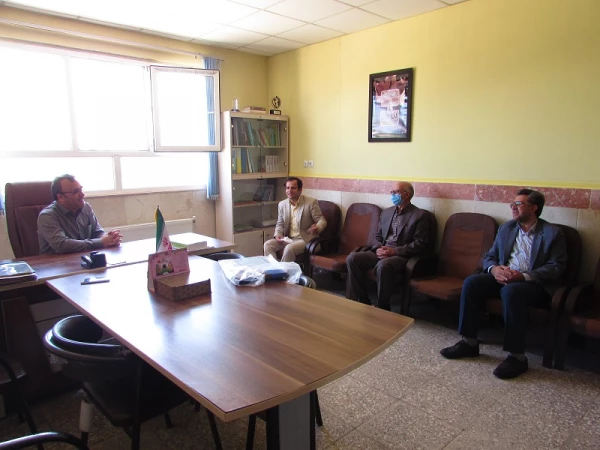 تقدیر از معلمان راهنمای کارورزی به مناسبت بزرگداشت هقته معلم
 4