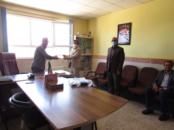 تقدیر از معلمان راهنمای کارورزی به مناسبت بزرگداشت هقته معلم
 5