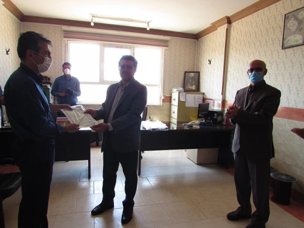 تقدیر از معلمان راهنمای کارورزی به مناسبت بزرگداشت هقته معلم
 8