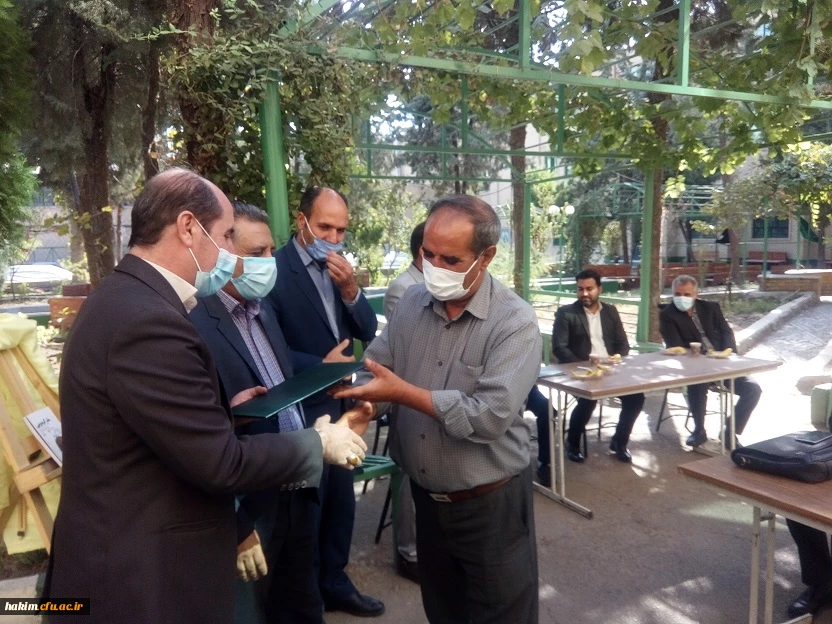 مراسم تجلیل از رزمندگان و خانوادهای معظم شهدای پردیس،  و رونمایی از کتاب "مقر گردویی" نوشته دانشجومعلم پردیس علیرضا کریمی  9