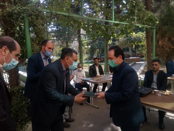 مراسم تجلیل از رزمندگان و خانوادهای معظم شهدای پردیس،  و رونمایی از کتاب "مقر گردویی" نوشته دانشجومعلم پردیس علیرضا کریمی  5