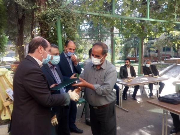 مراسم تجلیل از رزمندگان و خانوادهای معظم شهدای پردیس،  و رونمایی از کتاب "مقر گردویی" نوشته دانشجومعلم پردیس علیرضا کریمی  6