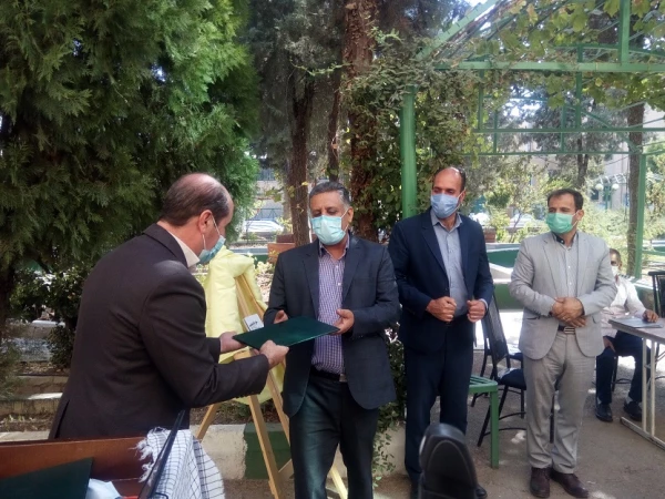 مراسم تجلیل از رزمندگان و خانوادهای معظم شهدای پردیس،  و رونمایی از کتاب "مقر گردویی" نوشته دانشجومعلم پردیس علیرضا کریمی  8